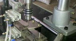 使用全自動鉆孔機,有效的提高生產的效率