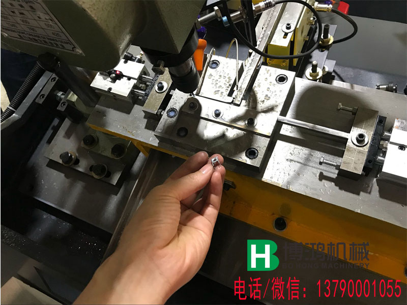 一款比較異形的沖壓五金件產(chǎn)品在全自動攻絲機(jī)上實(shí)現(xiàn)自動化運(yùn)作(有圖)